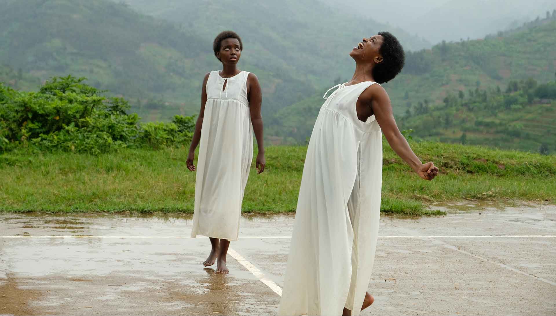 Une jeune femme religieuse en robe blanche sourit en regardant le ciel